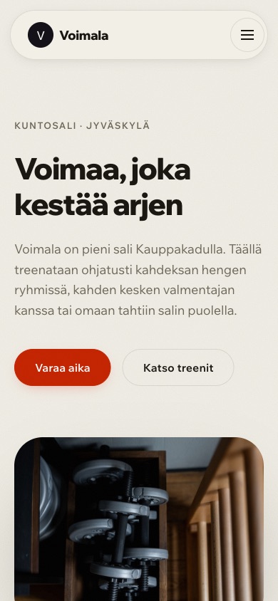 Voimala Treenistudion etusivu puhelimessa: vahva otsikko ja kuva salin välineistä.